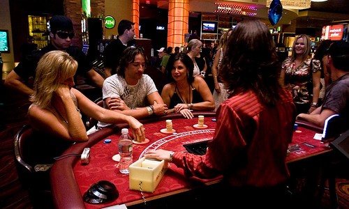 Live Blackjack vs. Online Blackjack game rules